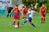 Der Bad Kösener Alexander Schmidt (l.) schießt vor ESV-Akteur Justin Krämer. Die Kurstädter gewannen am Freitag das erste von zwei Kreisoberliga-Regionalderbys des Wochenendes gegen Herrengosserstedt mit 1:0.