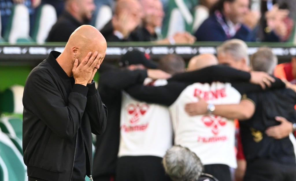 Wolfsburgs Trainer Paul Simonis nach dem späten 3:3 gegen den 1. FC Köln.