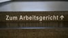 Arbeitnehmende können gegen eine Verdachtskündigung vor dem Arbeitsgericht klagen.