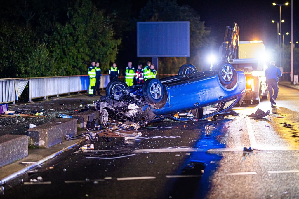 Nach dem Unfall: Das Auto des 19-Jährigen liegt auf dem Dach auf einer Brücke in Hannover-Kleefeld.
