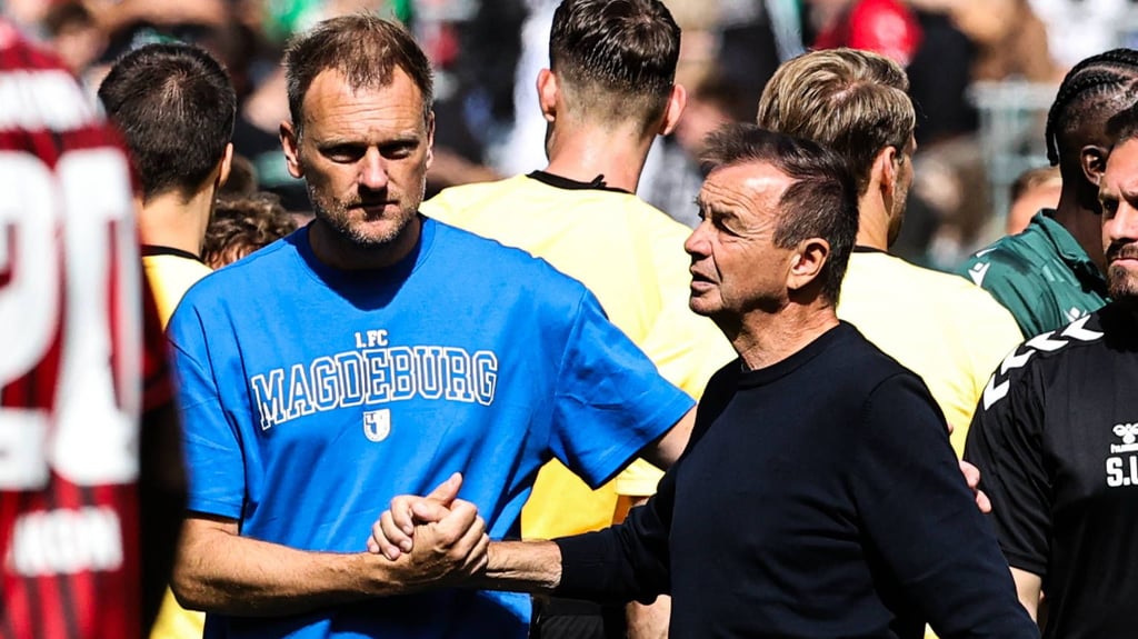Der 1. FC Magdeburg um Sportgeschäftsführer Otmar Schork (r.) hält an Trainer Markus Fiedler fest. 