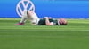 Wolfsburger Enttäuschung: Kapitän Maximilian Arnold liegt nach dem 3:3 gegen Köln auf dem Spielfeld.