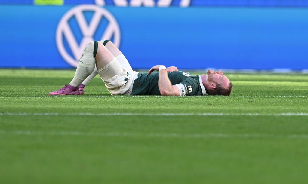 Wolfsburger Enttäuschung: Kapitän Maximilian Arnold liegt nach dem 3:3 gegen Köln auf dem Spielfeld.