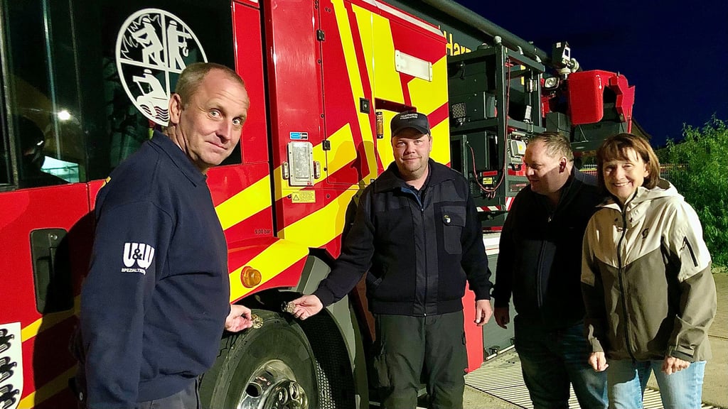 Begrüßung des „Neuen“ in Ermsleben mit zwei Gläsern Schnaps: Stadtwehrleiter Guido Hildebrandt und Ortswehrleiter Steffen Kurze gießen diesen im Beisein von Bürgermeister Rico Röse und Ortsbürgermeisterin Kristin Eichmann-Rank (v. l.) auf eines der Räder.