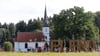 Die kleine Holzkirche zeigt sich nach der Sanierung im neuen Glanz.