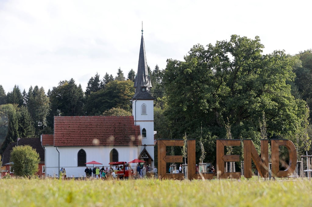 Die kleine Holzkirche zeigt sich nach der Sanierung im neuen Glanz.
