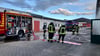 Die Feuerwehr ist wegen eines Brandes in einem Bürogebäude der Firma Feickert in Ermsleben alarmiert worden: Aus den Fenstern dringt Rauch, im Haus befinden sich noch Menschen.