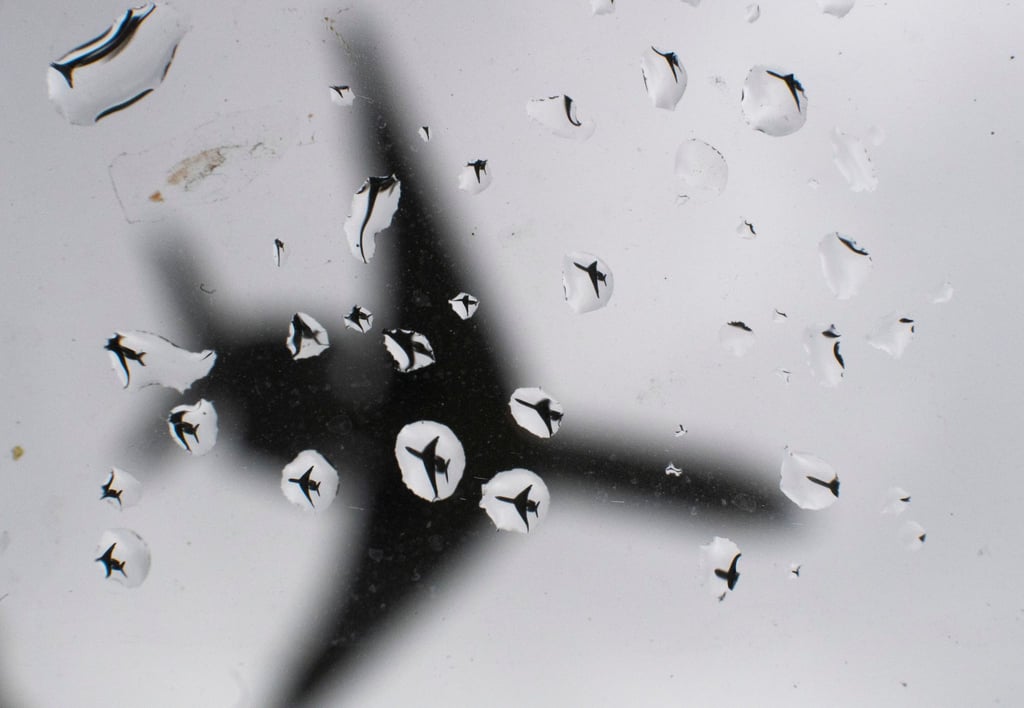 Ein Flugzeug landet bei Regenwetter. (Symbolbild)