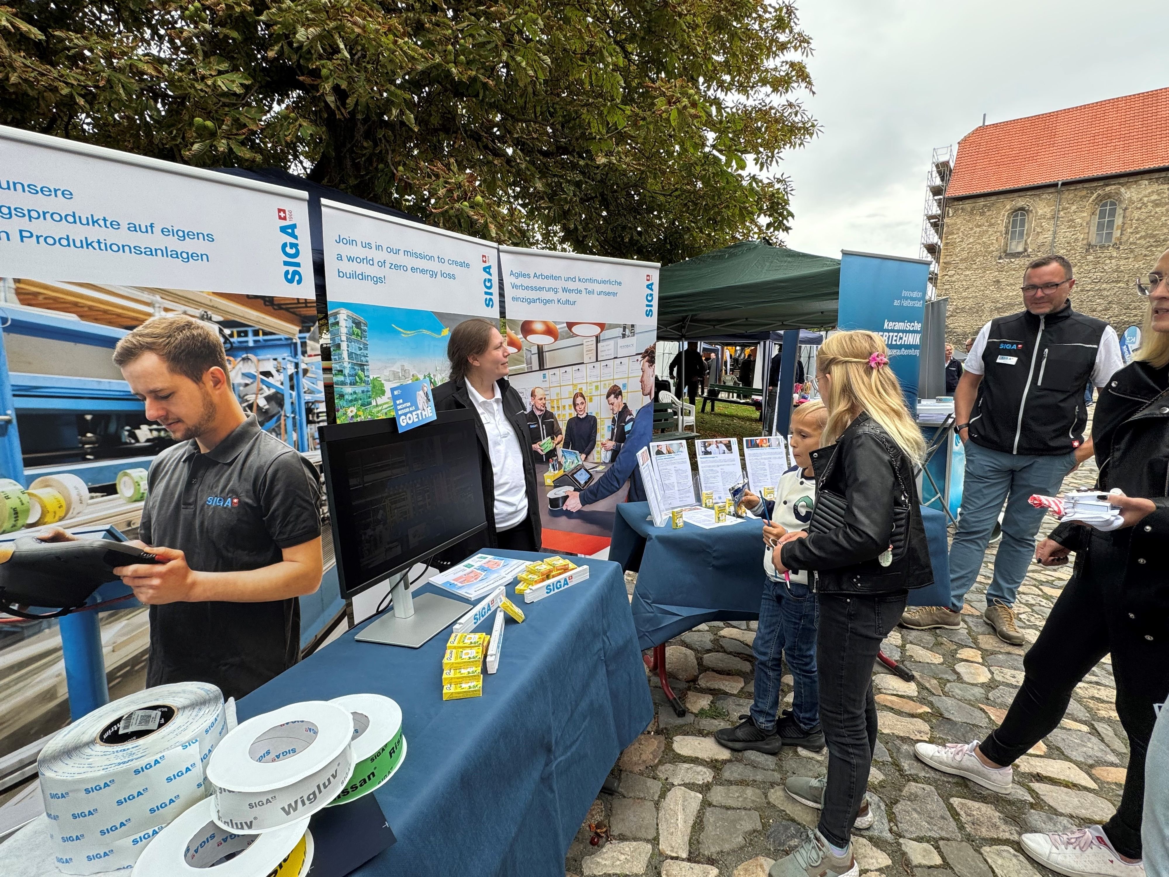 Jobs im Harz: Warum auf einer Berufsmesse in Halberstadt ein Kasten Bier den Besitzer wechselt