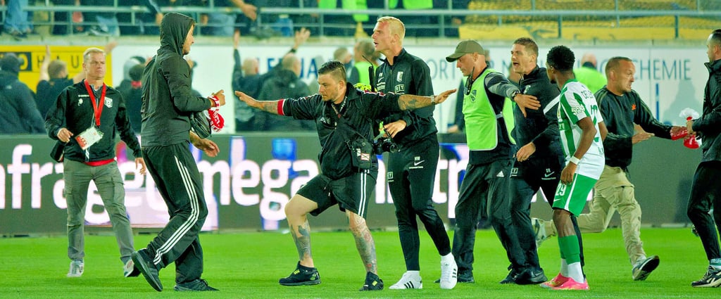 Ordner stoppen HFC Fans auf dem Spielfeld nach Abpfiff beim 0:0 in Leipzig.