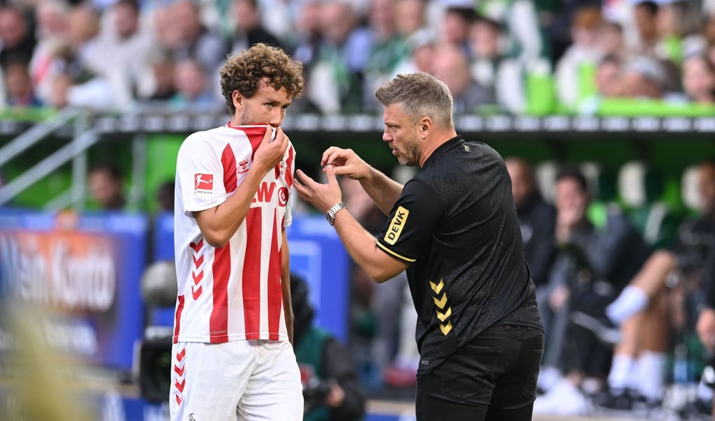 Kölns Trainer Lukas Kwasniok (r) und sein Spieler Luca Waldschmidt.