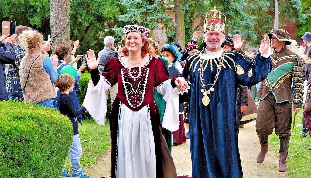 Kaiser Karl IV. und Gattin Elisabteh von Pommern nehmen des Volkes Huldigung in der kaiserlichen Residenz Tangermünde entgegen.