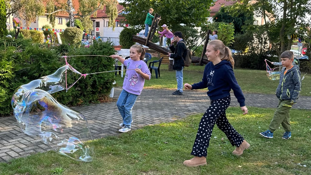 Wie im vergangenen Jahr gehören Riesenseifenblasen auch dieses Jahr zum Interkulturellen Kinderfest, das am 17. September im Jugendfreizeitzentrum „Rolle“ in Halberstadt gefeiert wird.