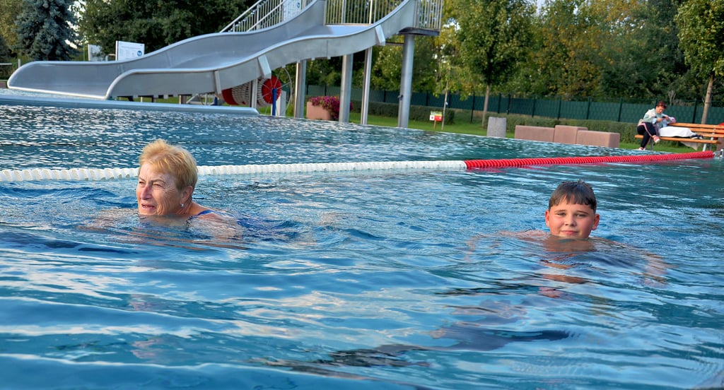Elisabeth Schmidt und Viktor (12) nutzen zum Abbaden in Alsleben noch einmal die Gelegenheit, im Becken zu schwimmen.