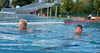 Elisabeth Schmidt und Viktor (12) nutzen zum Abbaden in Alsleben noch einmal die Gelegenheit,  im Becken zu schwimmen.