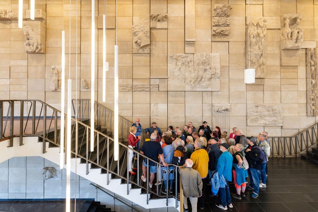 Im Fokus des Tags des offenen Denkmals stand dieses Mal die sogenannte Ostmoderne. Ein prominentes Beispiel für die DDR-Architektur: das Kultur- und Kongresszentrum in Gera. Im Inneren des Betonquaders gilt die Reliefwand „Lied des Lebens“ als Glanzstück der Bildhauerkunst in der DDR.
