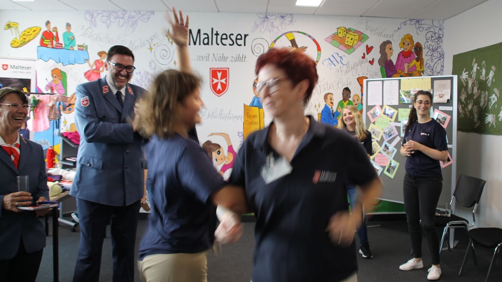 Gute Laune bei den Maltesern: Bei der feierlichen Eröffnung der neuen Dienststelle wurde auch getanzt.