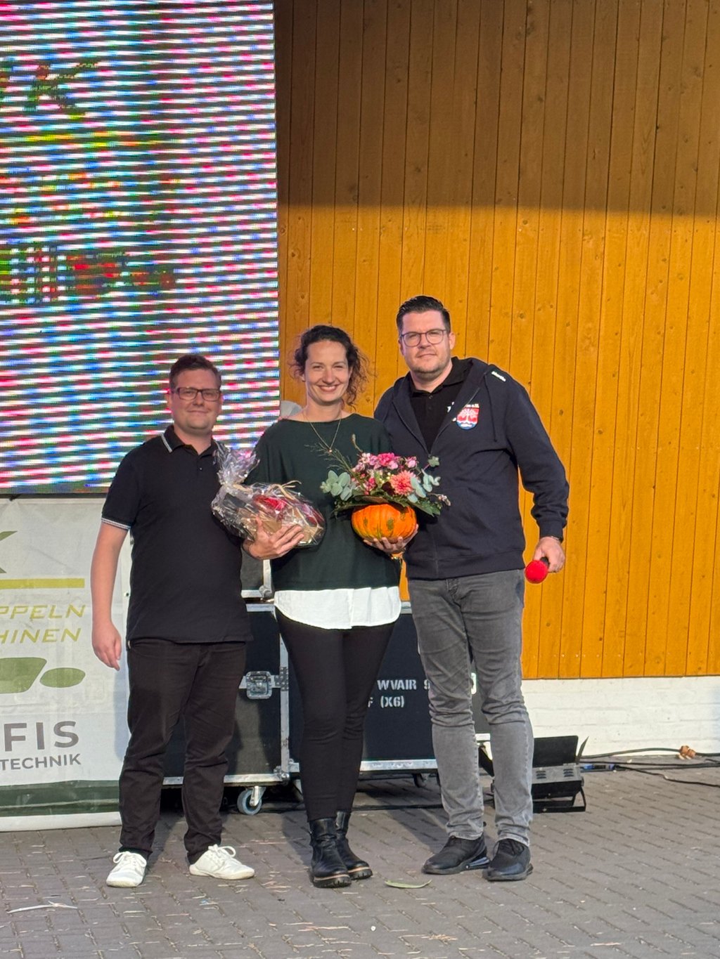 Martin Helmrich (l.) und Martin Müller bedanken sich bei Linda Fischer von der Landtechnik Möckern für das gesponserte Sommerkino.