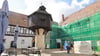 Der Fleisch- oder Adelshof in Quedlinburg ist eine Hofanlage aus dem 13. Jahrhundert mit bemalten Barockdecken. Ensembleprägend ist der Taubenturm aus dem 18. Jahrhundert im Innenhof.