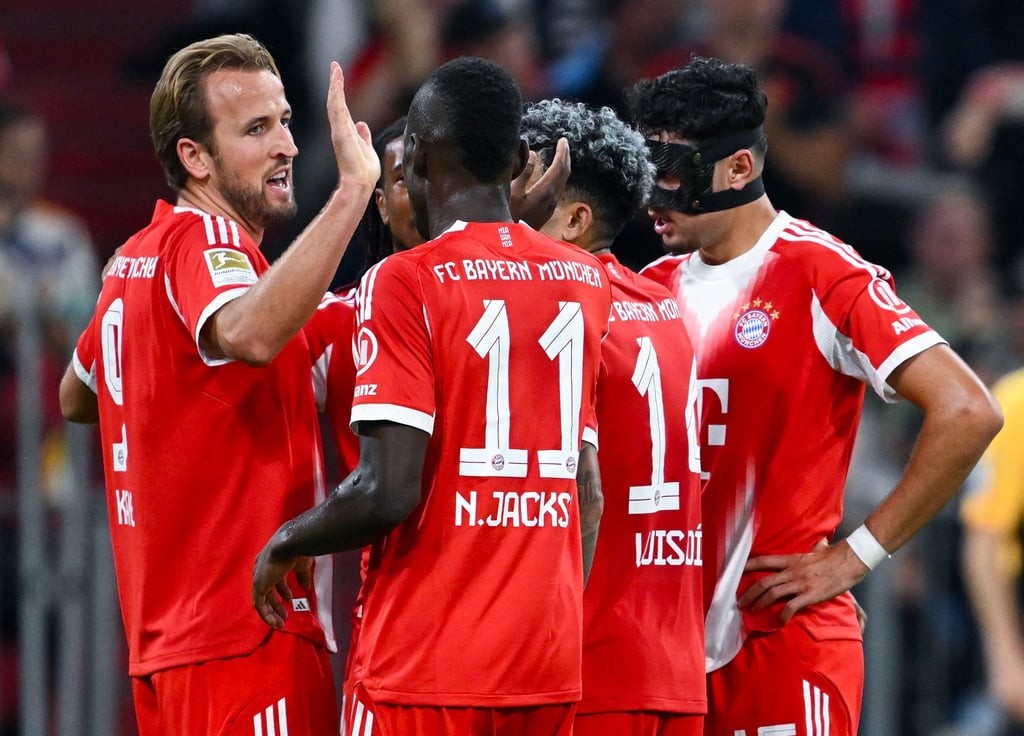 Bayern-Torjubel mit Doppelpacker Harry Kane (l) und Neuzugang Nicolas Jackson (Nr. 11).