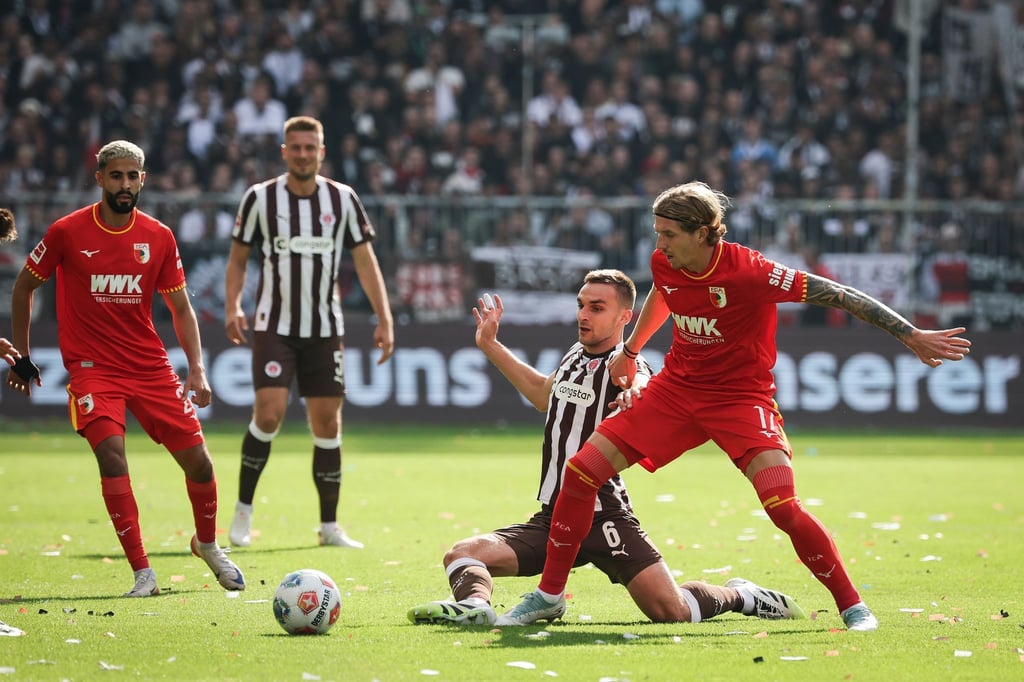 Im Zweikampf: Kristijan Jakić vom FC Augsburg (r) und St. Paulis James Sands.