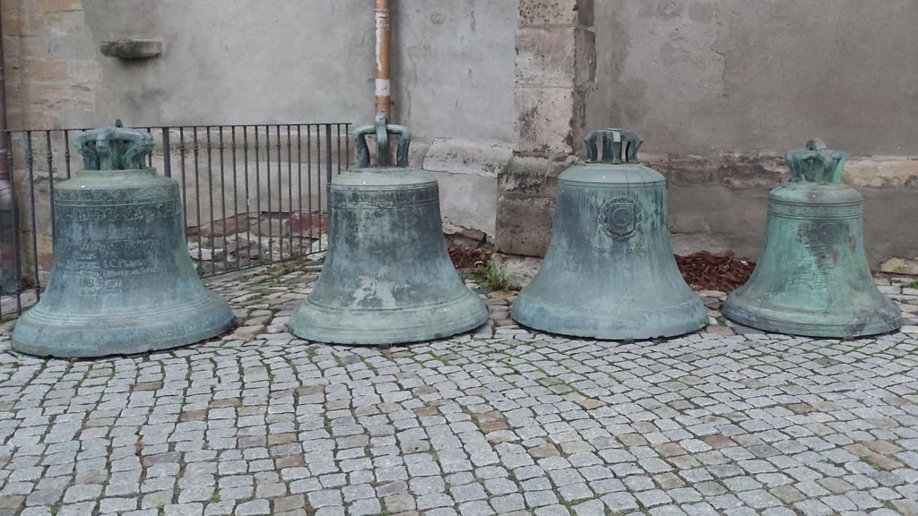 So standen die Kirchenglocken jahrelang neben der Magdeburger Johanniskirche. Zwei von ihnen gingen jetzt an ihre Heimatgemeinden zurück.