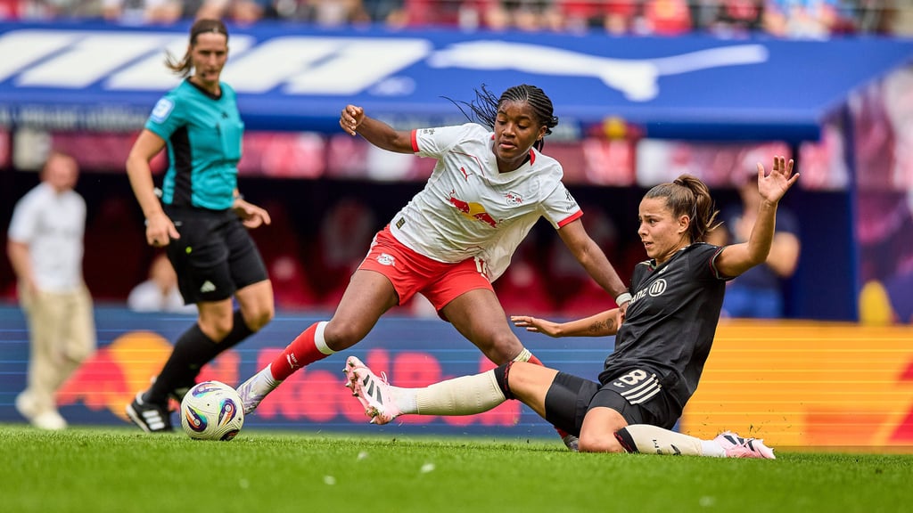 Immer eher am Ball: Lena Oberdorf gegen RB Leipzigs Delice Boboy.
