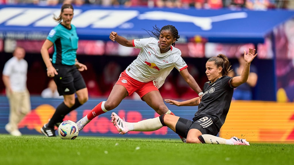 Immer eher am Ball: Lena Oberdorf gegen RB Leipzigs Delice Boboy.