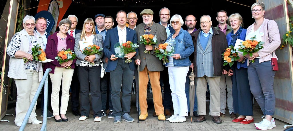 Die Nominierten und Schirmherren des Bürgerpreises. In festlichem Rahmen wurde am Sonnabend der Ehrenamts-Pokal verliehen.