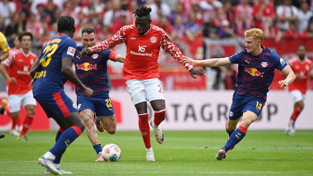 Das neue, alte RB: Im Verbund stellen Lukeba, Raum und Seiwald (v.l.) Mainz' Verteidiger da Costa