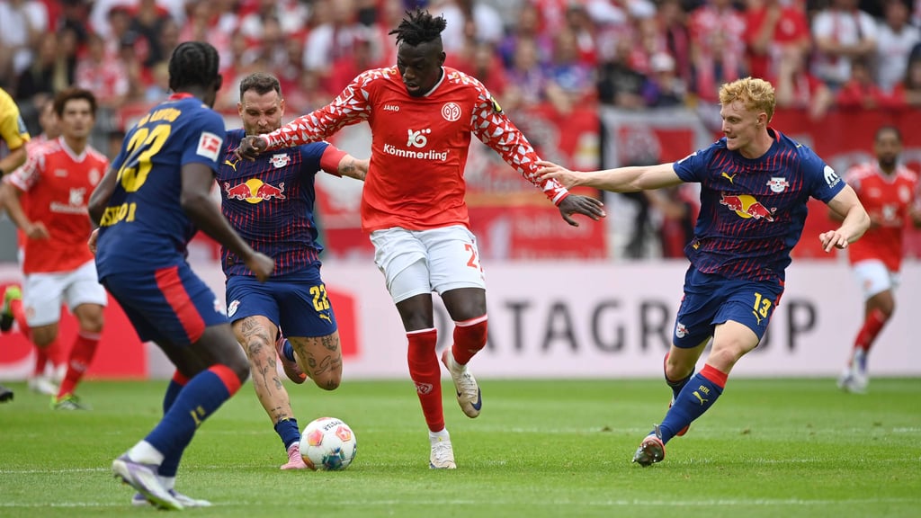 Das neue, alte RB: Im Verbund stellen Lukeba, Raum und Seiwald (v.l.) Mainz' Verteidiger da Costa