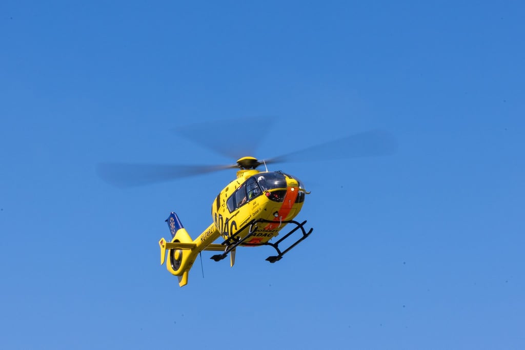 Der Lkw-Fahrer wurde durch den Unfall lebensbedrohlich verletzt und in eine Klinik geflogen. (Symbolbild)