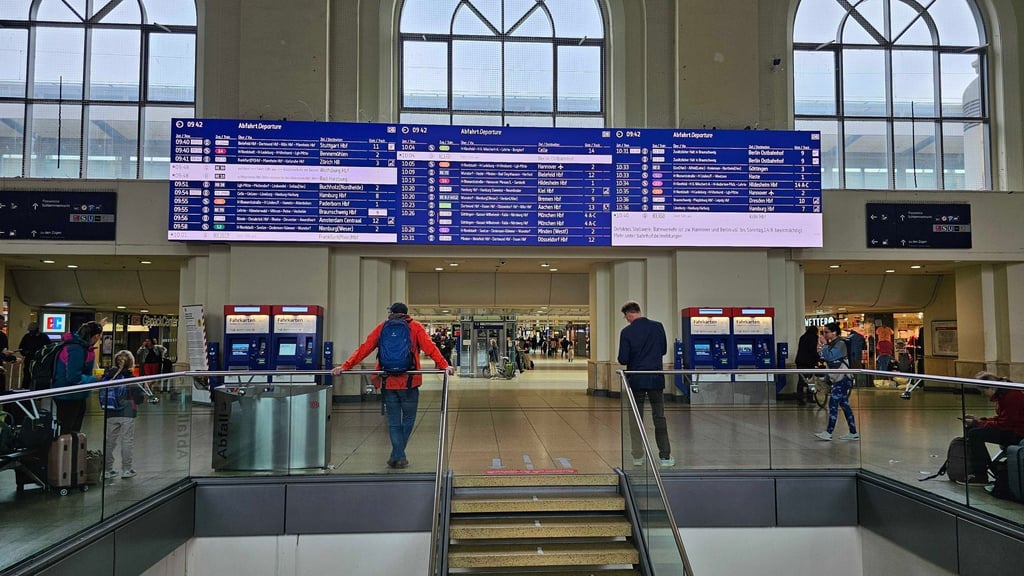 Am Hauptbahnhof Hannover heißt es warten: Auf der Strecke nach Berlin kommt es zu Verspätungen und Ausfällen.