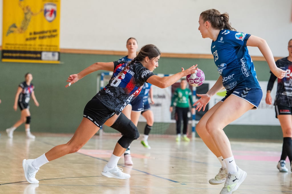 Olivia Herrmann (l.), hier in einem Testspiel, war mit neun Toren erfolgreichste Werferin der HCB-Frauen in Niederndodeleben.