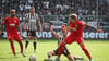 Im Zweikampf: Kristijan Jakić vom FC Augsburg (r) und St. Paulis James Sands.
