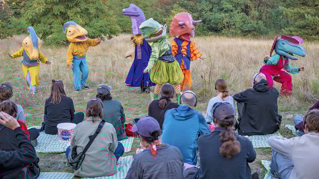 „Tyrannosaurus Regina“ heißt eine kulturkritische Performance, die auf eine Brache führt – einst ein Standort des Filmkombinats Wolfen.