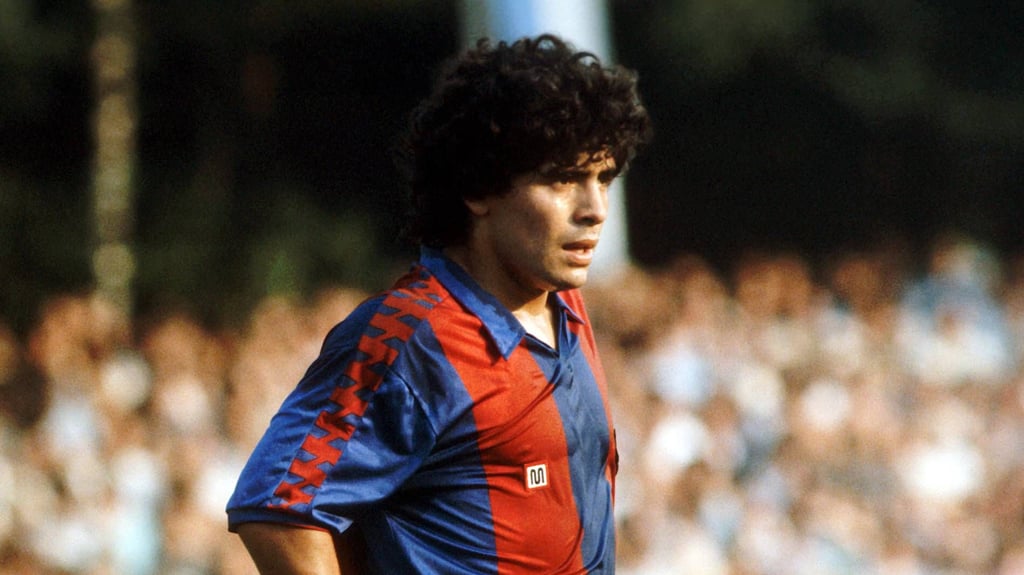 Diego Maradona netzte für Barcelona gegen den 1. FC Magdeburg.