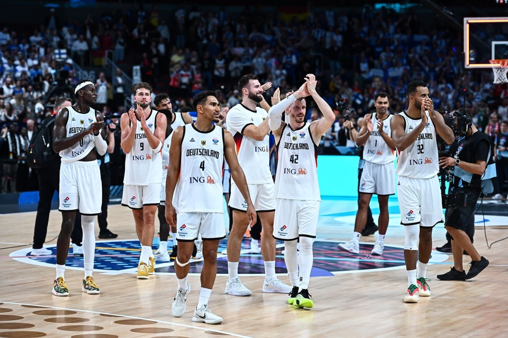 Deutschlands Basketballer feiern den Finaleinzug bei der EM.