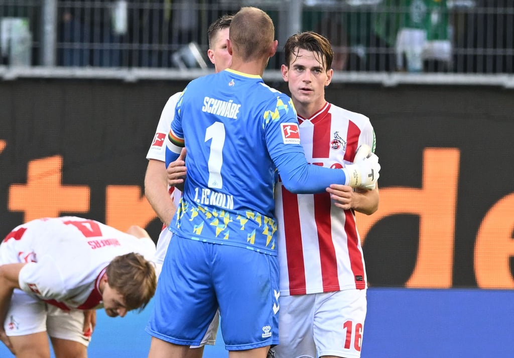 Der Kölner Jakub Kaminski (r) schoss beim 3:3 in Wolfsburg das späteste Tor der Bundesliga-Geschichte.
