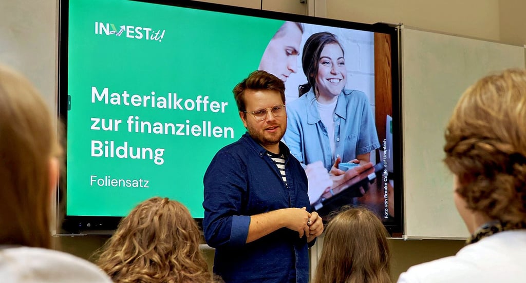 Über Geld reden: Referendar Felix Dreyer steht vor einer Klasse des Lyonel-Feininger-Gymnasiums.