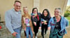 Tino Haring mit seinem Fanklub: Susann Krause, Annett Bräunlich-Andel, Franziska Sägling und Anja Schröder (v.l.) kamen sogar mit Fähnchen mit Harings Konterfei. 