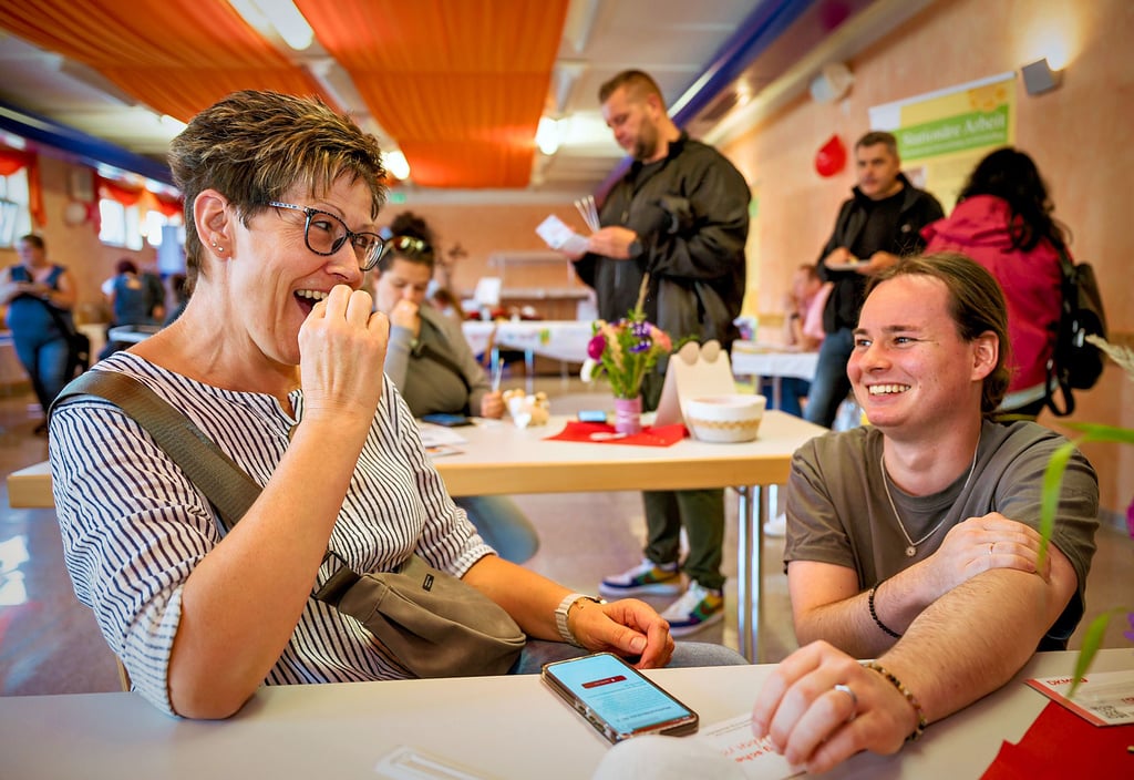 „Stäbchen rein!“: Karina Maertsch aus Laucha nimmt an der Typisierungsaktion teil, die von der Freiwilligen Feuerwehr der Glockenstadt organisiert wurde.