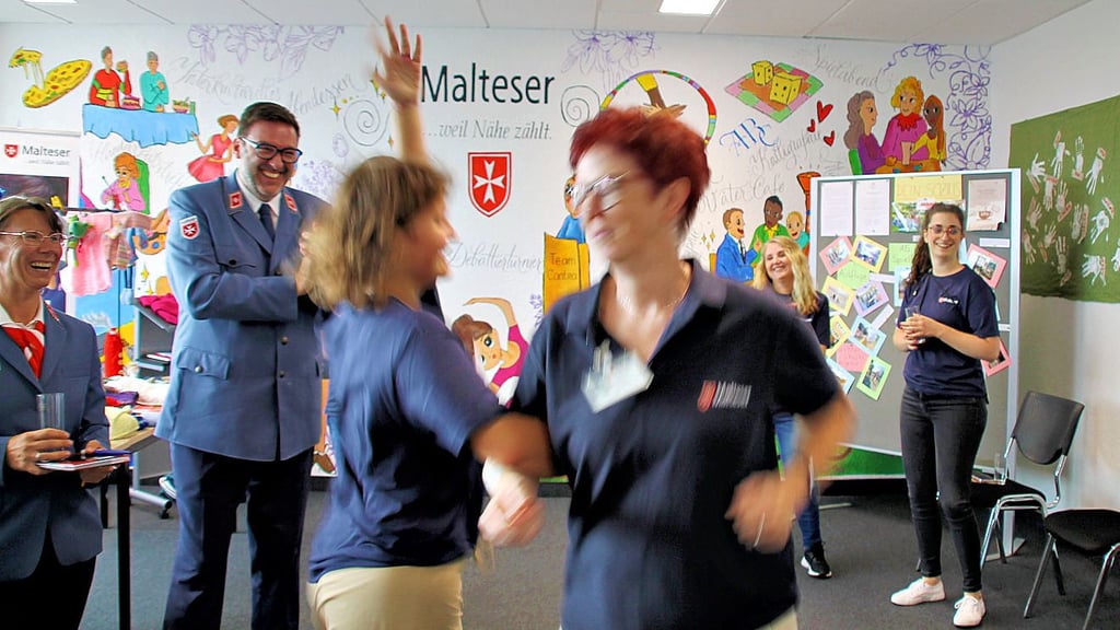Gute Laune bei den Maltesern: Bei der feierlichen Eröffnung der neuen Dienststelle wurde auch getanzt. 