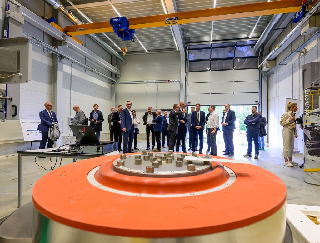 Batterien für E-Autos werden im neuen Testzentrum der Dekra am Lausitzring geprüft.