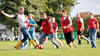 Mit Gummistiefeln wurde beim Fest der Vereine in Schadeleben Fußball gespielt.
