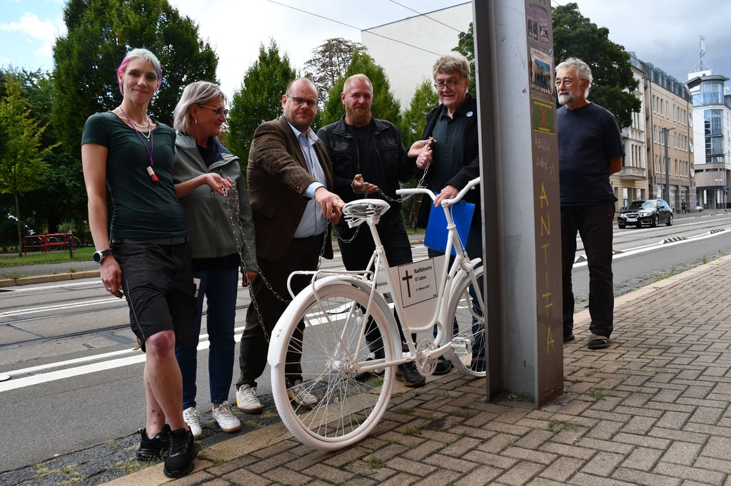 Die Geisterräder in Magdeburg werden derzeit aufgearbeitet. Ein fertiges Rad wurde jetzt aufgestellt. Sie erinnern an Radfahrer, die bei Verkehrsunfällen gestorben sind.