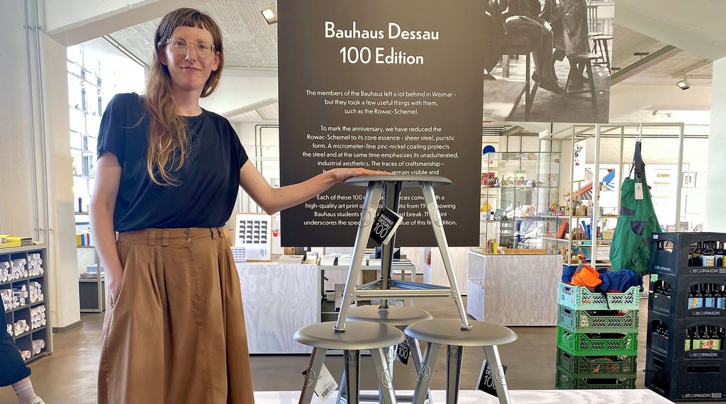 Alide Amick stellt den Rowac-Schemel im Designshop des Bauhaus Dessau vor.