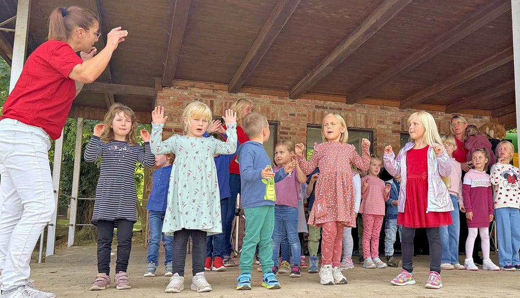 Neben den Trommlern der Taiko-Gruppe Higashi Daiko des HKC Magdeburg-Barleben und der Dance Factory Egeln führten auch die Mädchen und Jungen der Johanniter-Kita „Sonnenschein" Westeregeln mit ihren Erzieherinnen ein kleines Programm auf.