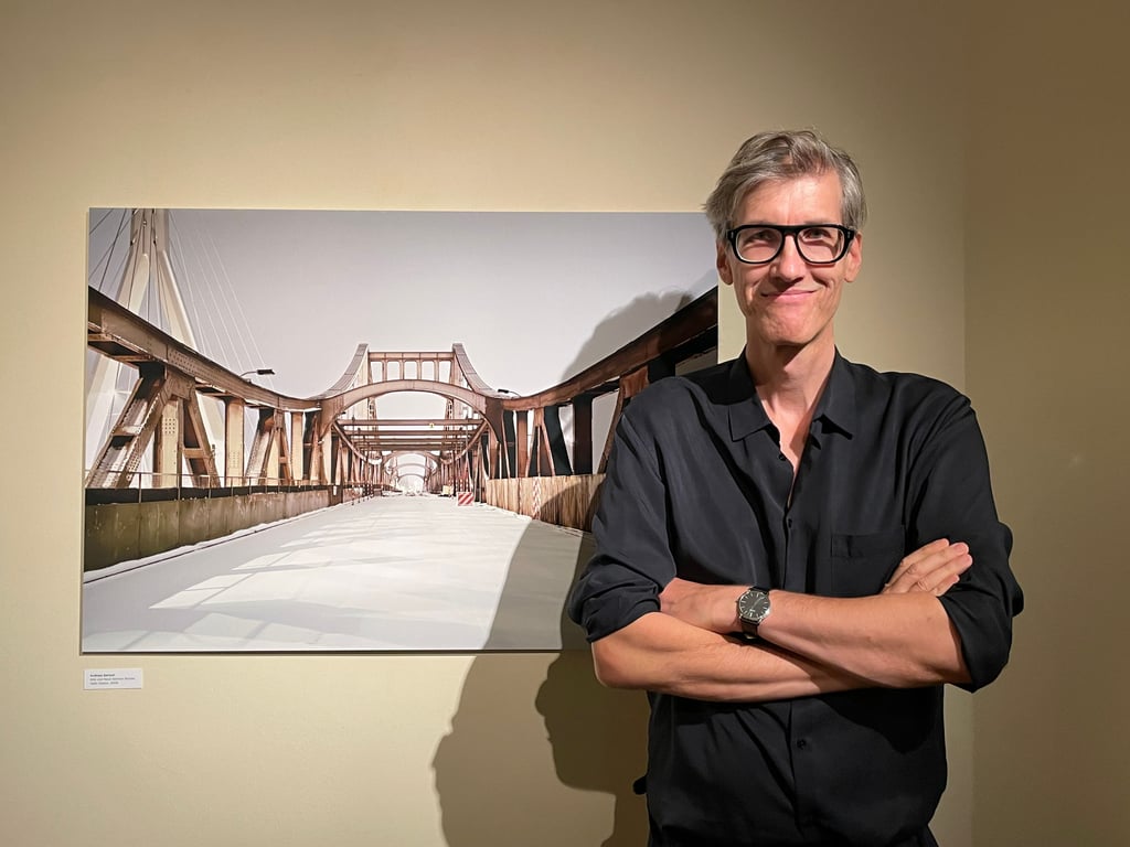 „Alte und neue Berliner Brücke“ hat Fotograf Andreas Bartsch sein 2006 entstandenes Bild betitelt. Diese und viele andere Fotografien sind derzeit in einer opulenten Ausstellung des Fotografen-Zusammenschlusses „Helle Kammer“ im Literaturhaus zu sehen.