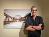 „Alte und neue Berliner Brücke“ hat Fotograf Andreas Bartsch sein 2006 entstandenes Bild betitelt. Diese und viele andere Fotografien sind derzeit in einer opulenten Ausstellung des Fotografen-Zusammenschlusses „Helle Kammer“ im Literaturhaus zu sehen. 